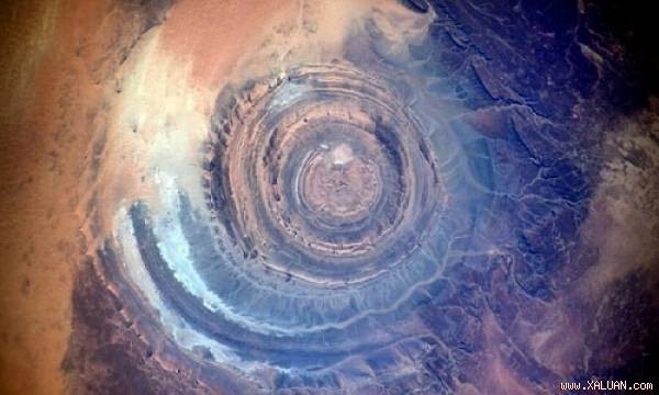 Ngỡ ngàng với 'Con mắt' đường kính 50 km trên sa mạc Sahara - ảnh 1