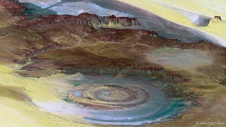 Ngỡ ngàng với 'Con mắt' đường kính 50 km trên sa mạc Sahara - ảnh 3