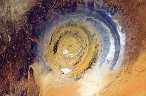 Ngỡ ngàng với 'Con mắt' đường kính 50 km trên sa mạc Sahara - ảnh 4