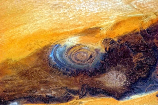 Ngỡ ngàng với 'Con mắt' đường kính 50 km trên sa mạc Sahara - ảnh 6