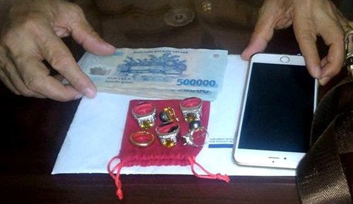 Cảnh sát giao thông trả lại túi đá quý cho người đánh rơi - ảnh 1