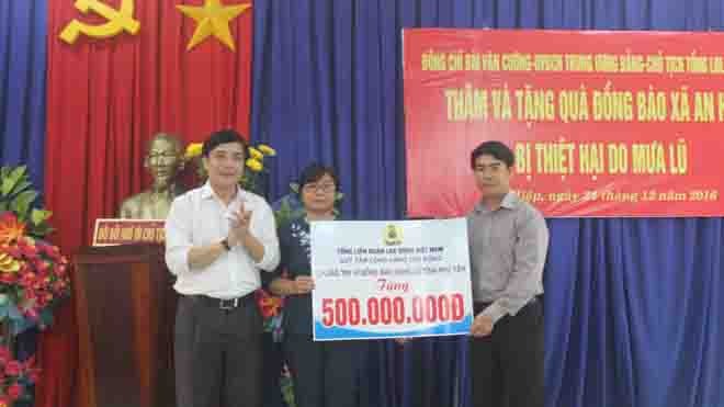 Trao tặng 500 triệu đồng giúp tỉnh Phú Yên khắc phục lũ lụt - ảnh 2