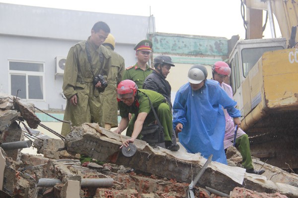 Sập tòa nhà đang phá dở, ít nhất 2 người thiệt mạng - ảnh 2