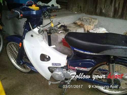 Xe máy lội nước tài tình như tàu ngầm - ảnh 1