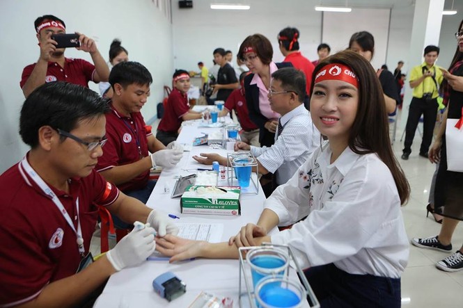 Hoa hậu Mỹ Linh xinh tươi rạng rỡ đi hiến máu - ảnh 7