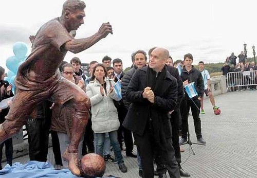 Tượng Messi ở Argentina bị cắt mất nửa trên - ảnh 1