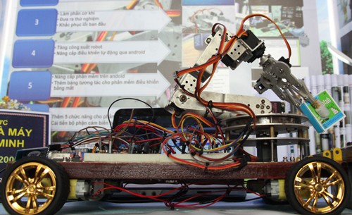 Nam sinh bại liệt chế robot giúp người khuyết tật - ảnh 1