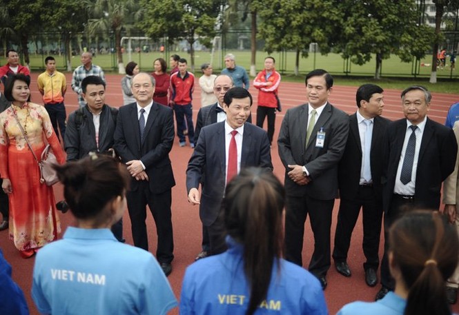 Bộ trưởng thử tài bắn súng, Hoàng Xuân Vinh tròn mắt - ảnh 2