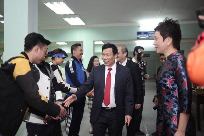 Bộ trưởng thử tài bắn súng, Hoàng Xuân Vinh tròn mắt - ảnh 3