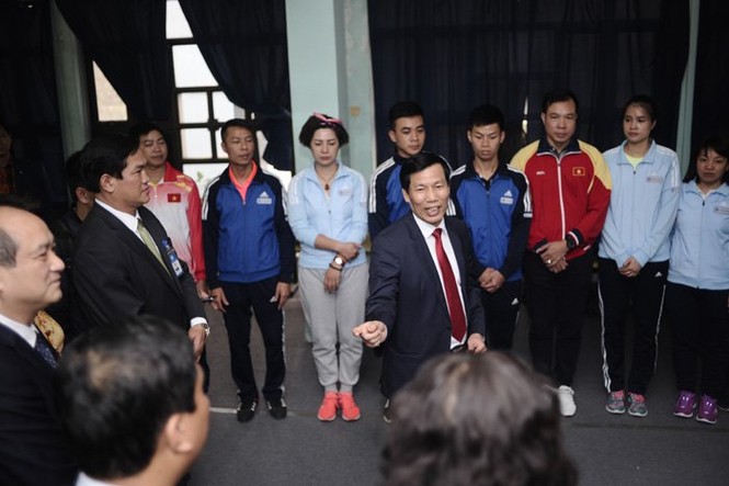 Bộ trưởng thử tài bắn súng, Hoàng Xuân Vinh tròn mắt - ảnh 5