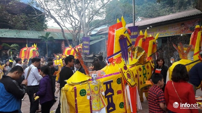 Hà Tĩnh: Đốt hàng trăm “con ngựa” mỗi ngày tại đền Củi - ảnh 1
