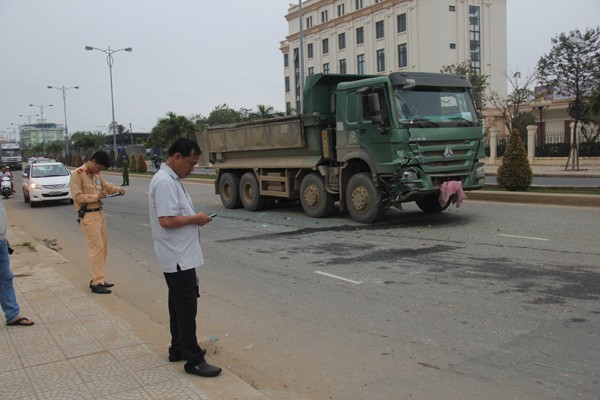 Bị húc mạnh phía sau, xe buýt cắm đầu xuống kênh - ảnh 1