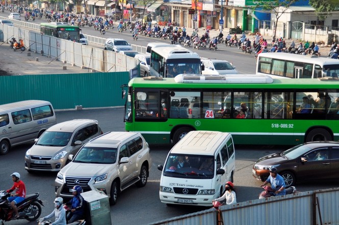 Cửa ngõ Sài Gòn ùn tắc nghiêm trọng vì thi công hầm chui - ảnh 12