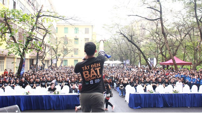 Sinh viên đại học Khoa học Tự nhiên “tắt đèn bật tương lai” - ảnh 1