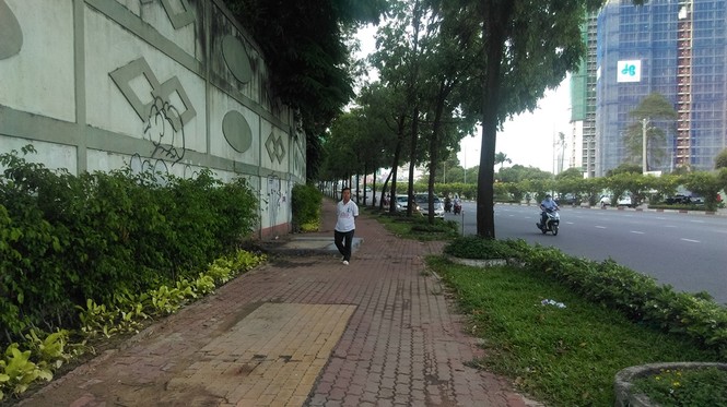 Vỉa hè thông thoáng, xe máy giành đường với người đi bộ - ảnh 16