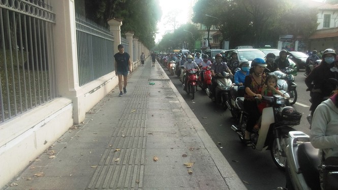 Vỉa hè thông thoáng, xe máy giành đường với người đi bộ - ảnh 18