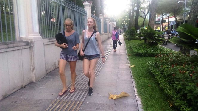 Vỉa hè thông thoáng, xe máy giành đường với người đi bộ - ảnh 19