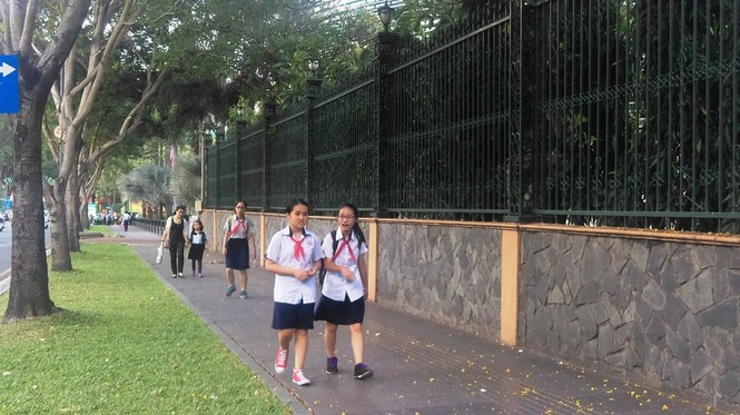 Vỉa hè thông thoáng, xe máy giành đường với người đi bộ - ảnh 20