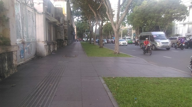 Vỉa hè thông thoáng, xe máy giành đường với người đi bộ - ảnh 22