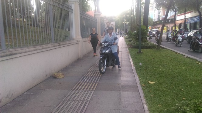 Vỉa hè thông thoáng, xe máy giành đường với người đi bộ - ảnh 2