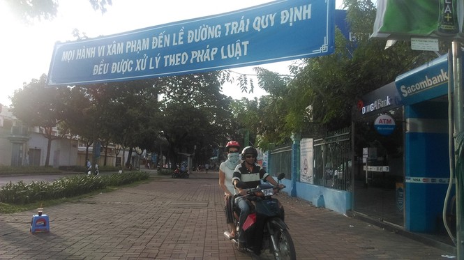 Vỉa hè thông thoáng, xe máy giành đường với người đi bộ - ảnh 3