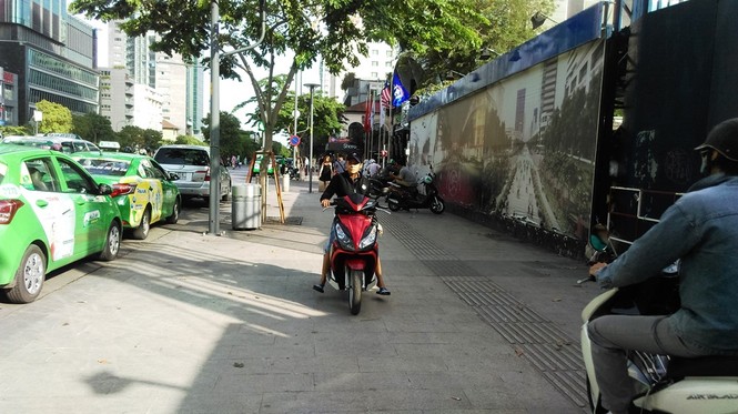 Vỉa hè thông thoáng, xe máy giành đường với người đi bộ - ảnh 4