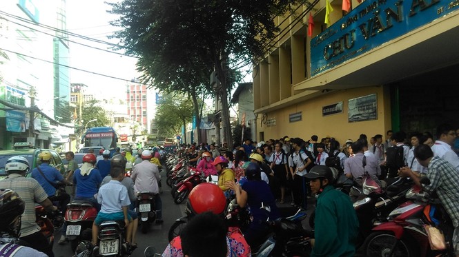 Vỉa hè thông thoáng, xe máy giành đường với người đi bộ - ảnh 5
