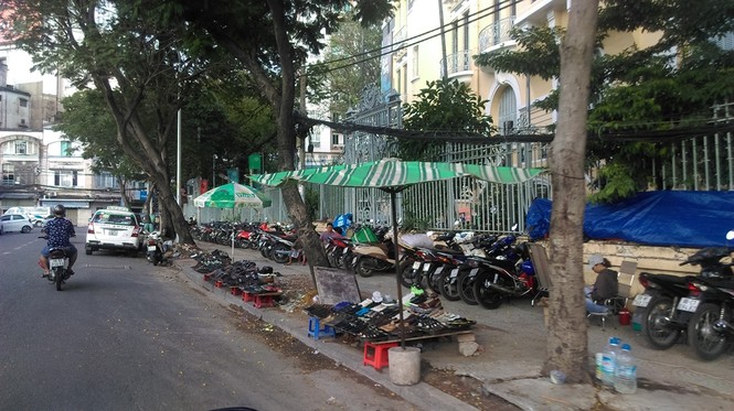 Vỉa hè thông thoáng, xe máy giành đường với người đi bộ - ảnh 9