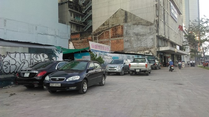 Vỉa hè thông thoáng, xe máy giành đường với người đi bộ - ảnh 10