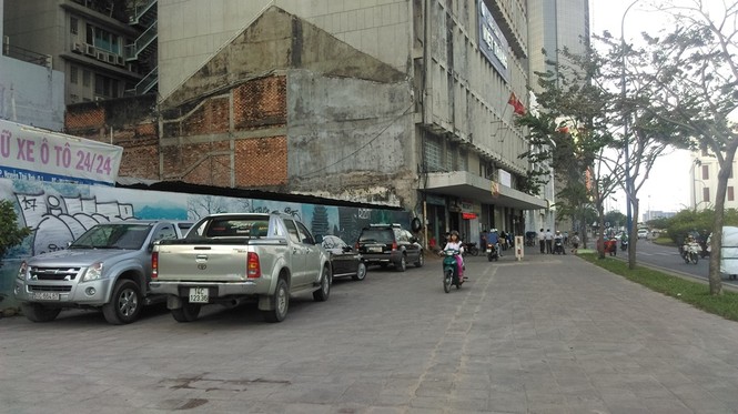 Vỉa hè thông thoáng, xe máy giành đường với người đi bộ - ảnh 11