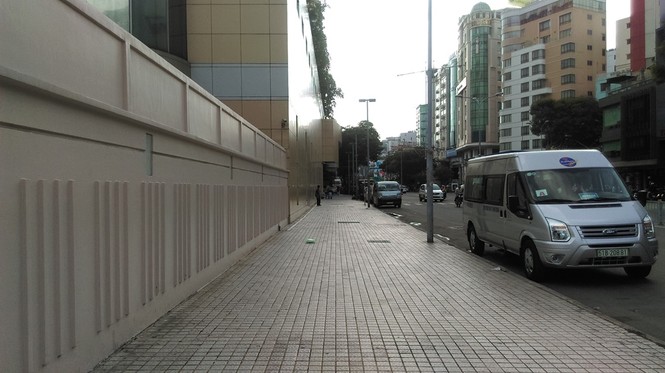 Vỉa hè thông thoáng, xe máy giành đường với người đi bộ - ảnh 12