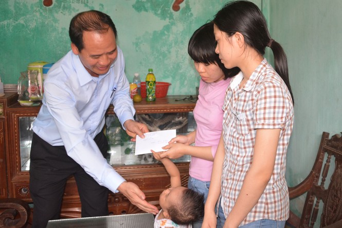 Trao quà của Thủ tướng tới chị em hiến tạng mẹ cho y học - ảnh 1