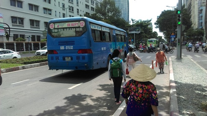 Di dời trạm xe buýt lớn nhất Sài Gòn: Nhiều hành khách lúng túng - ảnh 6