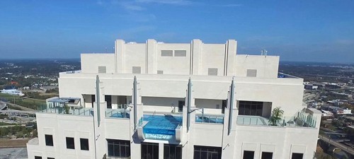 Bể bơi chung cư có đáy nhìn xuyên thấu từ tầng 42 xuống đường - ảnh 4