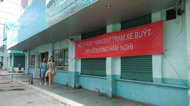 Di dời trạm xe buýt lớn nhất Sài Gòn: Nhiều hành khách lúng túng - ảnh 1