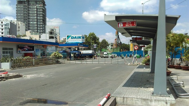 Di dời trạm xe buýt lớn nhất Sài Gòn: Nhiều hành khách lúng túng - ảnh 2