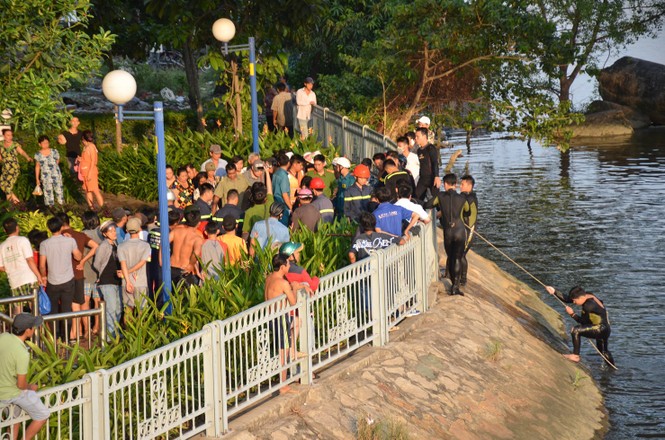 Hai thanh niên tông xe vào thành cầu rồi rơi xuống kênh thương vong - ảnh 2