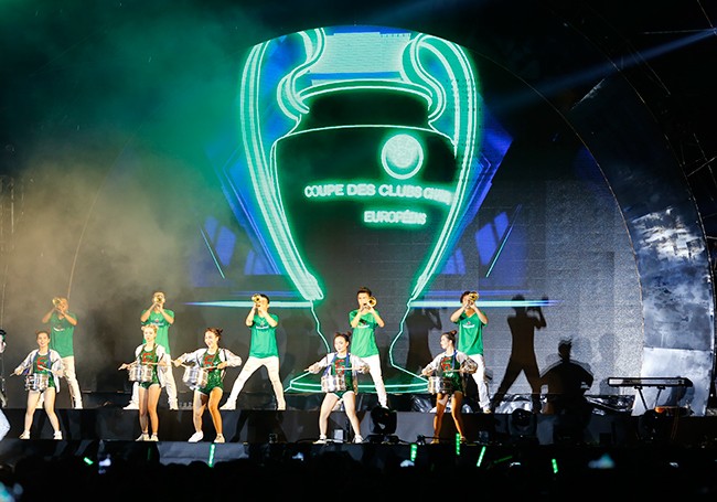 Seedorf rước Cup Champions League trên sân Hàng Đẫy - ảnh 1