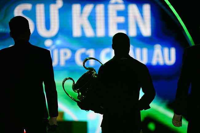 Seedorf rước Cup Champions League trên sân Hàng Đẫy - ảnh 3
