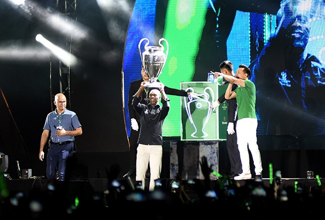 Seedorf rước Cup Champions League trên sân Hàng Đẫy - ảnh 4
