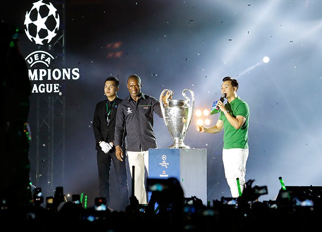 Seedorf rước Cup Champions League trên sân Hàng Đẫy - ảnh 7