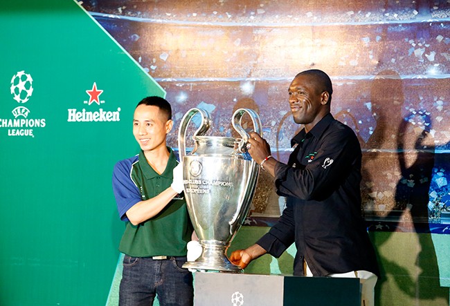 Seedorf rước Cup Champions League trên sân Hàng Đẫy - ảnh 9
