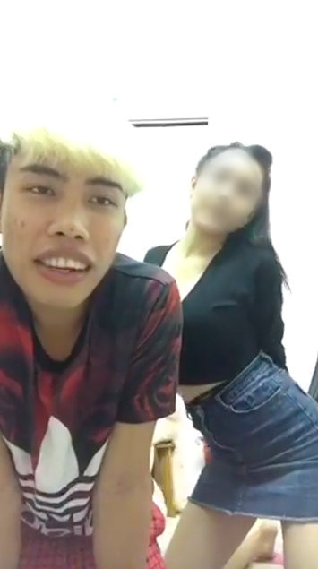 Muôn kiểu livestream mong “nổi tiếng“: Người cởi đồ khoe thân, kẻ làm trò phản cảm - ảnh 3
