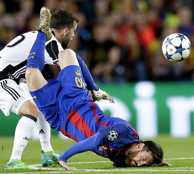 Messi ngã dập mặt trong ngày Barca rời Champions League - ảnh 2