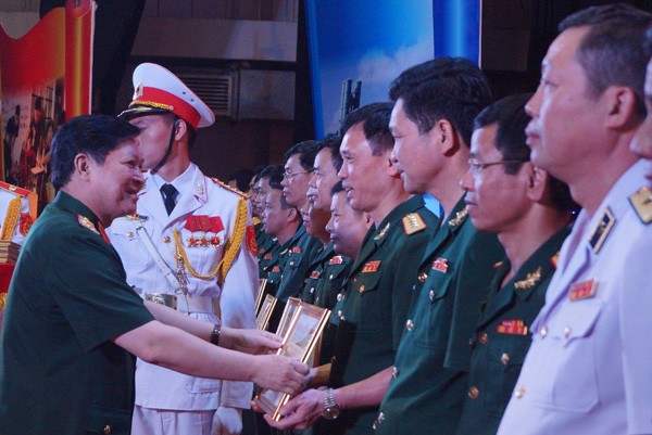 Trao giải thưởng Tuổi trẻ sáng tạo trong Quân đội - ảnh 2