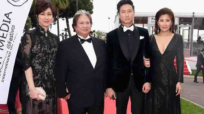 Sao võ thuật Hồng Kim Bảo sánh đôi vợ ở Cannes - ảnh 1