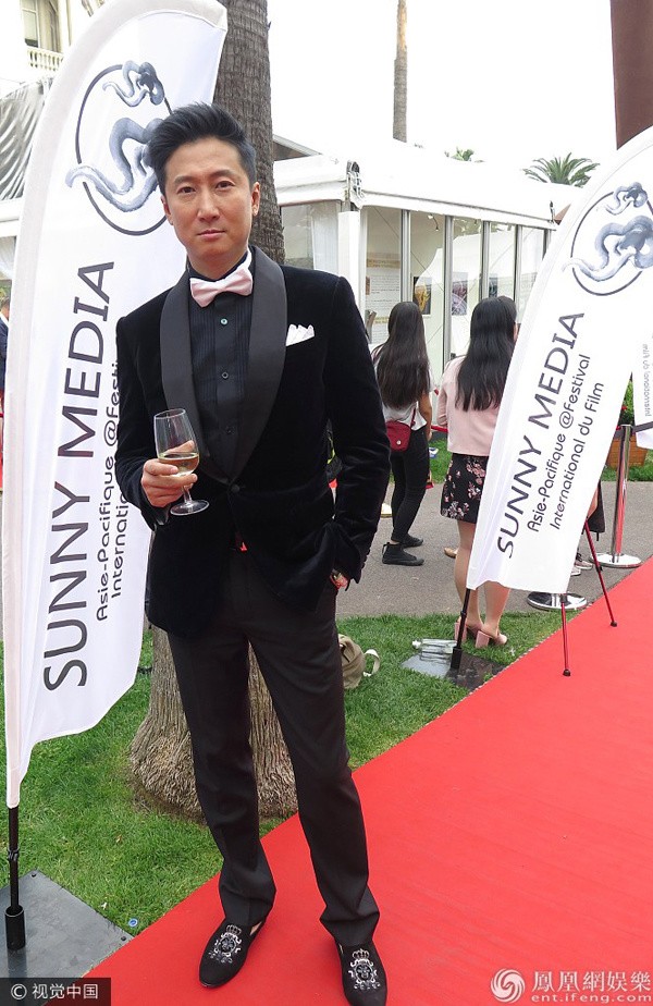 Sao võ thuật Hồng Kim Bảo sánh đôi vợ ở Cannes - ảnh 5