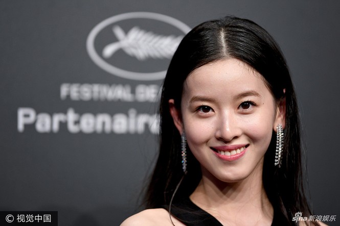 Sao võ thuật Hồng Kim Bảo sánh đôi vợ ở Cannes - ảnh 7