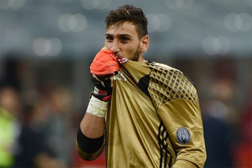 CĐV ném tiền giả vào thủ môn U21 Italy - ảnh 1