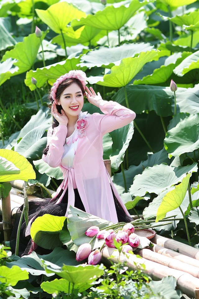 Hot girl Hà Minh bất ngờ “tái xuất” với bộ ảnh rạng ngời bên sen - ảnh 2